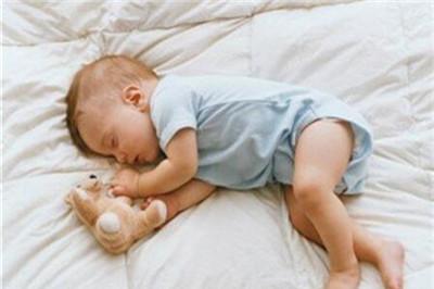 宝宝脑袋睡偏了怎么办 纠正睡姿很必要
