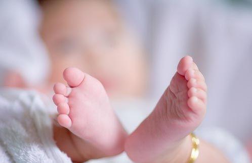 宝宝一动身体就听见骨头响声，是缺钙吗？