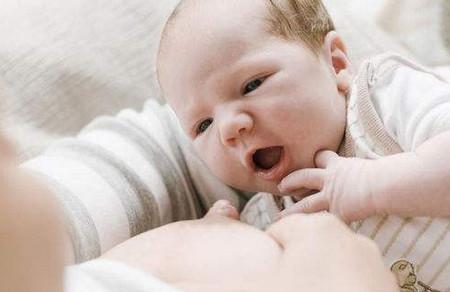 谁说新生儿黄疸不能喝母乳？新生儿黄疸要停母乳吗？
