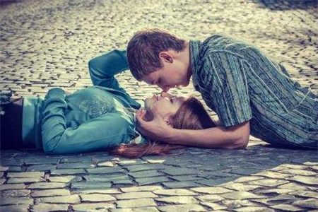 男人对小三动真情什么表现？有这样的举动要防范！