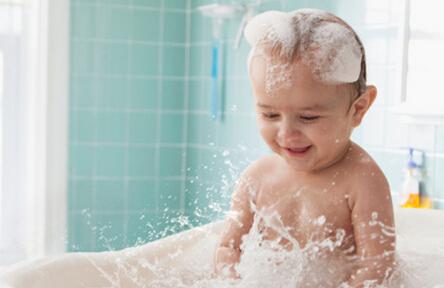 第一次给宝宝洗澡其实并不难，按照这7个步骤来！