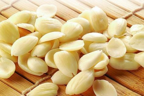 杏仁发苦可以吃吗 杏仁是苦的，怎样才能吃