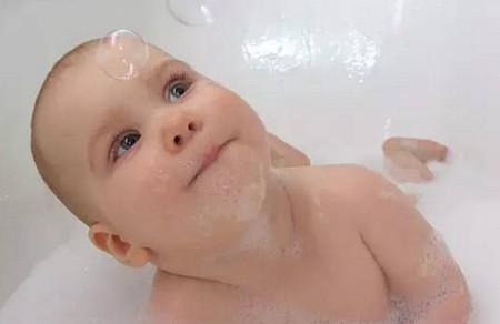 十妈九错，夏季给宝宝洗澡的六种恶习，你有吗？