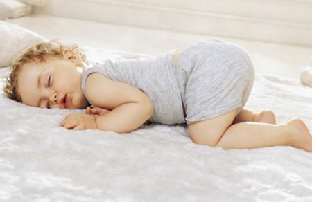 宝宝睡觉总是蹬腿为什么，是长个？还是缺钙？