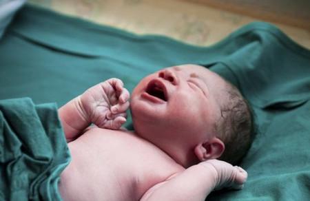 宝宝一出生就被医护人员夸机灵，虚弱的妈妈也笑了