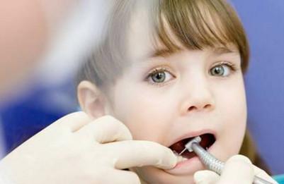 4岁女童20颗牙烂15颗，乳牙有问题，别以为等换牙就万事大吉了！