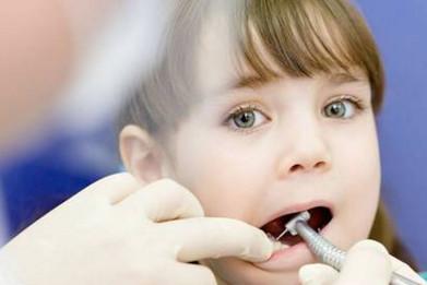 4岁女童20颗牙烂15颗，乳牙有问题，别以为等换牙就万事大吉了！