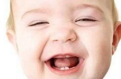 新生儿出生就有牙齿，吓坏医生！是因为孕期补钙过量吗？
