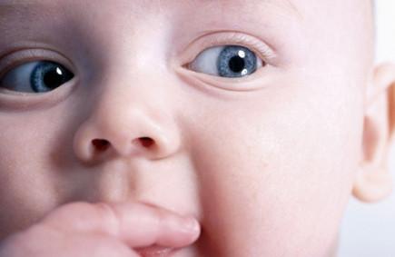 宝宝经常摇头抓耳就一定是缺钙？看完这些原因，你就不敢再这样说了！