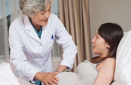 产检时孕妈遭人嘲讽，医生都看不下去！其实都是老公做错了
