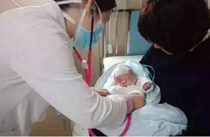 揪心！7次怀孕均失败，第8次她拿命搏一回，生下“一斤宝宝”！