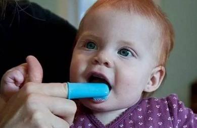 不同年龄的宝宝，刷牙方式大不同