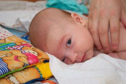 宝宝感冒发烧别着急输液吃药，按摩这几个穴位就能快速退烧！