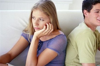 老妻牵着老夫的手