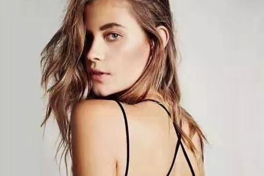 夏天内衣肩带怎么隐藏 女生必学技能:夏天怎么穿bra不露肩带