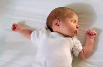 新生儿睡眠有特点，这些现象都正常