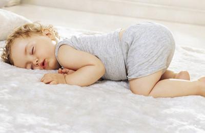 为什么宝宝喜欢趴着睡？趴睡原来有这些好处