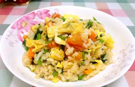 夏季促食欲，让孩子轻松爱上吃蔬菜：西红柿蛋炒饭
