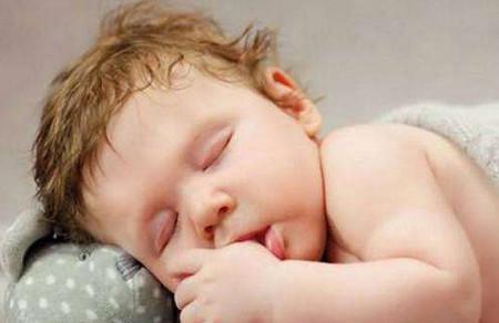 并不很热，但宝宝还是睡得满头大汗是怎么回事？
