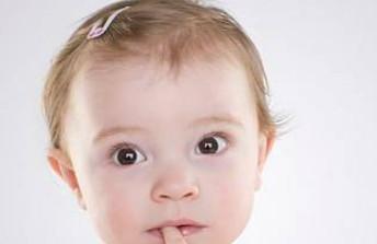 宝宝2岁后还吃手可能是缺锌，找准原因及时纠正。