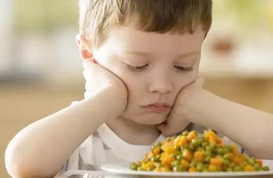 积食带给孩子的危害，远不只是影响食欲！爸妈都看看吧
