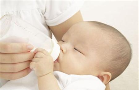 早产儿必须要喝早产奶粉吗？纯母乳喂养最佳！