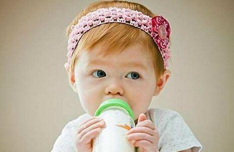 宝宝奶粉有腥味怎么回事 为什么婴儿配方奶粉会有腥味