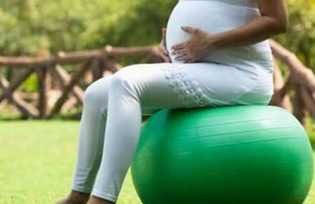 孕妇跑步对胎儿有伤害吗? 孕期做什么运动有助于分娩?