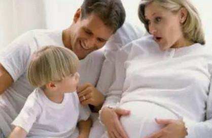 剖腹产孕妈产二胎，孩子竟然从子宫掉“进”了肚子……