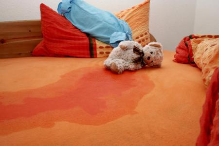 两岁半宝宝总尿床怎么办 宝宝尿床用这几招来缓解