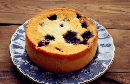 爆浆蓝莓酸奶蛋糕，超级松软美味，好吃到飞起~