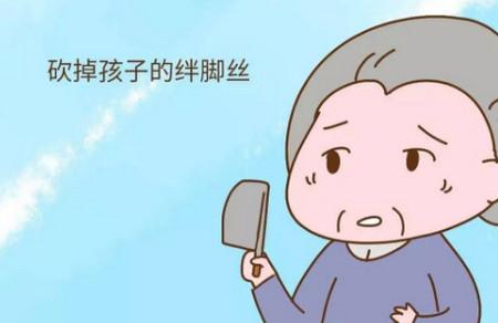 宝宝学走路，婆婆拿刀后面砍，宝妈一脸迷惑，这真的有用？