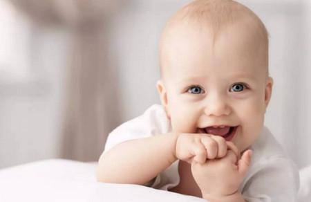 刚出生的宝宝乳房肿大、阴道出血、还是斗鸡眼！这些到底是不是病？