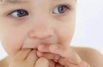小宝宝爱吃手吮指不是坏事,家长别轻易阻止