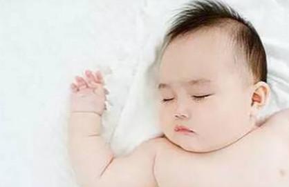 让宝宝这样睡觉，不仅有利于睡眠，更有利于长高！
