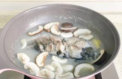 鲫鱼可以这样给宝宝做，你做对了吗？