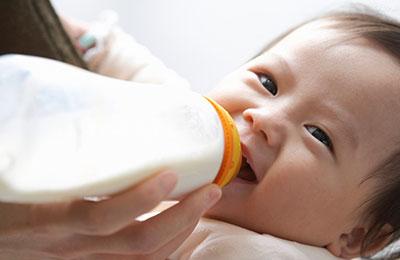 宝宝不吃奶粉是气人，但瞎冲奶粉就是你的不对了