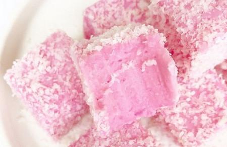 粉色牛奶小方，一款简单快手、无需烤箱的夏日甜品，奶香味十足~