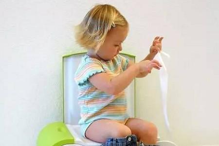 宝宝大便除了会发绿，还会发红发白？出现这些颜色要警惕！