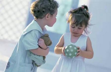 老大和老二打起来啦，妈妈要帮哪一个？