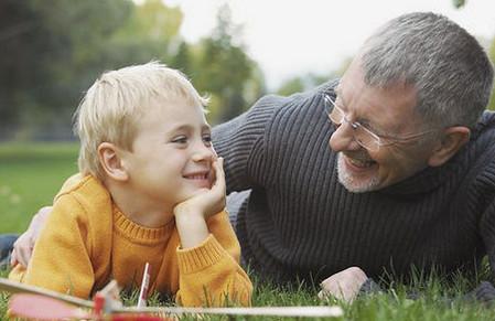 公公说我儿子笨又皮，是否造成伤害？