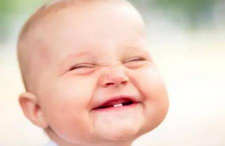宝宝长牙齿时，家长应该这样做