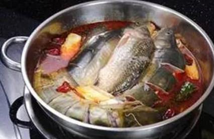 鲜鲫鱼火锅的做法