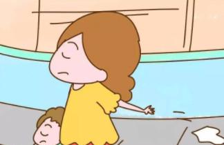 年轻妈妈这样帮孩子解决生理需要,考虑过周围人的感受吗?
