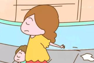 年轻妈妈这样帮孩子解决生理需要,考虑过周围人的感受吗?