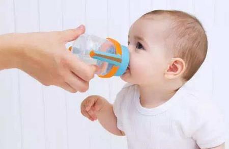 母乳喂养的宝宝要不要喝水？宝宝喝水正确的打开姿势