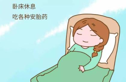 得知怀孕后下面总出血，全家紧张，她再也没下过床