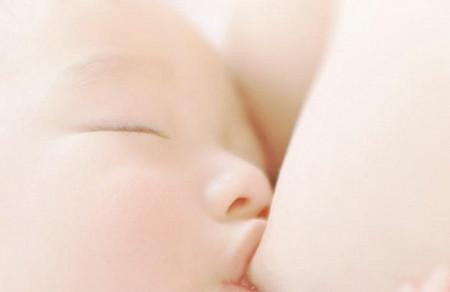 夏天喂奶宝宝热的满头大汗，如何喂？母子都凉快！