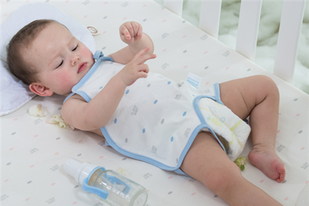 新生儿用肚兜还是肚围 不同环境有不同选择