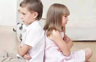 小孩喜欢打人怎么办？如何正确教育引导